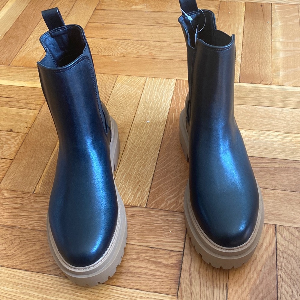 Lug sole boot with brown sole